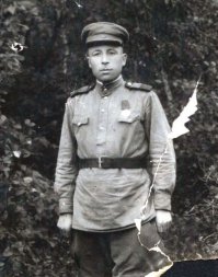 Мой дед Иван Васильевич Богданов. Ушел на фронт в 1942 году, закончил в Кёнигсберге в 1945 г., потерял на войне глаз.