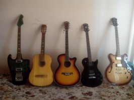 у меня пока так))
тоника, ленинградка,какая-то китайская полуакустика, washburn win14, hofner hct vth sb)))