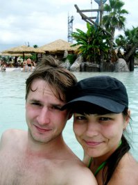 дадада там катались с женой прошлым летом с самых высоких)) которая тупо длинный желоб вниз, просто всю дорогу под жопой лодки не чуешь ибо свободное падение)) аш яйки сжимаются)) и бассейн с песочком там щикарный)) и рядышком адриатическое море с волнами)) и пиццирия не далеко с офигенной пиццей.. ток пива темного у них нету((( во всей италии(( нам не понравилось там без темного пива и с маленькими баночками колы по 2 евро :\