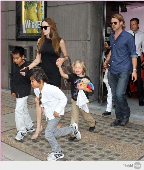 Переживаю за Бреда Питта. 
Вдруг ему кто-то намекнет, что не все дети Анджелины Джоли - от него.