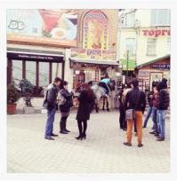 Она лошадку продаёт чтоли ?