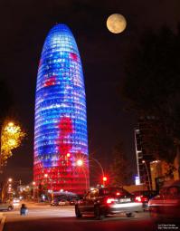 мне понравилось, как башня Акбар горит ночами в Барселоне