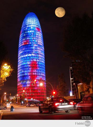 мне понравилось, как башня Акбар горит ночами в Барселоне