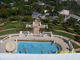 Мы когда туда поехали , нашли в интернете полно запугиваний : типа преступность и дорожная обстановка опасная и т.д. Но мы все равно поехали , цена устроила. С преступностью не встретились вообше , может , просто повезло, а может, просто знаем, куда можно ходить, а куда нельзя. Что касается вождения я бы сказал так - если комфортно себя чувствуешь за рулем в Москве или в Манхэттене - никаких проблем не будет. Дороги там нормаьное в принципе.