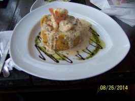 Местное блюдо номер один - мофонго. Это как бы круглая крепость  со стенами из плантэйна - вида бананов, которые едят только вареными. Внутри - фарш , креветки . Еда тяжеловатая для желудка, особенно эти самые плантэйны , они невероятно сытные.