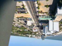 "Президент выделил деньги ..." - в этой, казалось бы, неприметной фразе находится ответ на вопрос "Почему в Йошкар- Оле дороги такие плохие?". И не только в Йошкар-Оле. И не только дороги. Вертикаль , или пирамида, власти, ничем не улучшенная со времен фараона или Ивана Грозного, сродни финансовой пирамиде: в выигрыше только те, кто на самом верху. Слабые регионы, бесправные граждане. Взять, например, дорогу N Ocean blvd , которую я только что снял с балкона. Если картинка окажется перевернутой, претензии к Аррle, открываешь отдельно - она не перевернута. Эта дорога находится в городишке Мертл Бич в Южной Каролине. Не в самом лучшем районе города, не самая лучшая дорога, но без ям. Важно вот что: Обама не выделял деньги на эту дорогу. Он вообще о ней ничего не знает и не может знать. Все деньги на дороги идут из местных налогов и они в полном распоряжении властей района, даже не города. Никто их не "выделяет" и не рапределяет. И очевидно, такое положение вещей улучшает состояние дорог, не в одном климате дело.