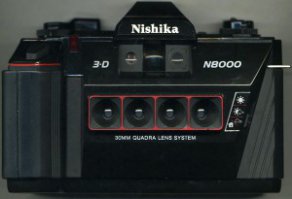 Если сделанные кадры отсканировать и последовательно объединить в GIF, то получается нужный результат. Конечно напечатать такой снимок не получится, но с другой стороны на мониторе получается трехмерная картинка для просмотра которой не нужны никакие дополнительные приспособления.

К сожалению в свое время идея провалилась и компания, которая производила эти камеры обанкротилась. Хотя и предлагалась возможность напечатать объемные снимки с камер Nimslo, которые можно было просматривать без специальных устройств, но они стоили дорого и делались долго. Кроме этого трехмерные снимки сильно проигрывали в качестве обычным фотографиям.

Однако технологии, которые были положены в основу камер Nimslo 3D, не пропали. Их купила компания Nishika, которая выпустила как бы продолжение этих камер Nishika N8000 и затем N9000.