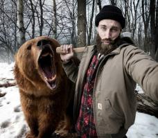 Американские лесники попросили не делать селфи с дикими медведями