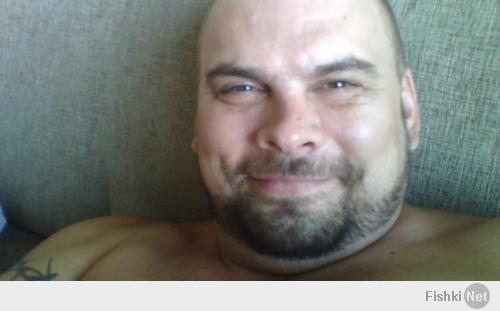 Еле поместится.:)
А еще я в неё ем.