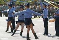 Тут есть фото укропских полицейских. Где с ленточками танцуют.