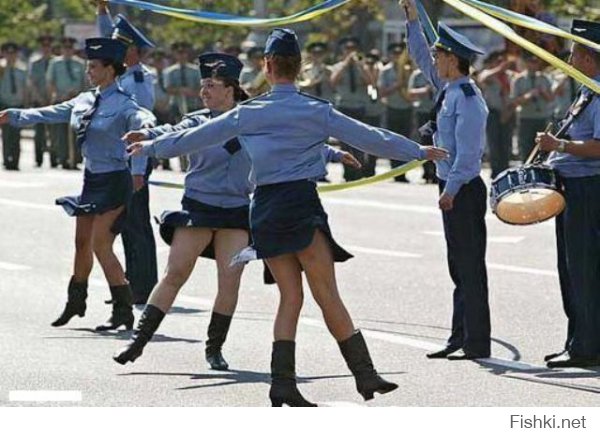 Тут есть фото укропских полицейских. Где с ленточками танцуют.