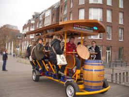 Старый автобус превратили в бар на колесах