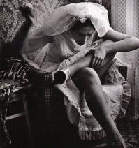 думала,она ногу себе зашивает ;)