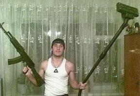 Пылесос видимо для того, чтобы бицак на второй руке напрячь))))