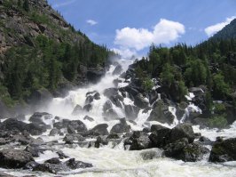 Блин. В России море красивых водопадов. Почему надо писать про иностроанные? 
Например водопад УЧАР?! в Горном Алтае...