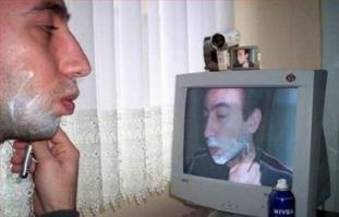 Так никогда не побреешся. В камере выклядиш наоборот, чем в зеркале, очень непривычно, не можеш попасть куда брится.