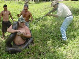 Это просто шедевр "всего ***** в одном кадре"
Мужик гладит свою ручную анаконду в поле с марихуаной, позади него бегают обдолбанные растоманы, а в анаконду целиться охранник марихуанного поля, так как именно она является главным потребителем наркоты )))