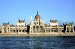 Вся  эта резная красота на здании парламента  в Будапеште не что иное как воздуховоды. Вот такой старинный кондиционер. В подвалы  сносили глыбы льда, вырубленные из тогда еще замерзавшего Дуная.