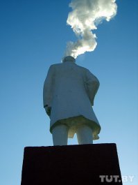 Напротив гомельского хим. завода. Это его подбелили. обычно он через пол года становится серо-зеленым.Оседает фосфатная пыль. Рабочие  прозвали Фантомасом.