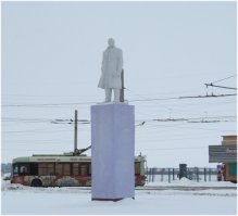 Напротив гомельского хим. завода. Это его подбелили. обычно он через пол года становится серо-зеленым.Оседает фосфатная пыль. Рабочие  прозвали Фантомасом.