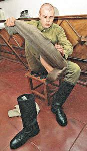 Кирзовые сапоги - шнурков нет, хочешь бегай, хочешь прыгай, да делай в них что хочешь...