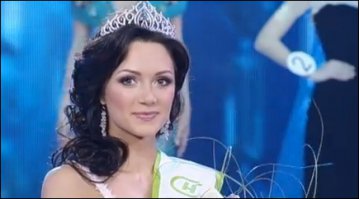 Виктория Миганович, выигравшая корону "Мисс Беларусь-2014", оказалась совсем не случайной участницей конкурса. 
Она работает медсестрой в "лечкомиссии" (больнице Управления делами президента), которую возглавляет Ирина Абельская -  мать младшего сына Коли белорусского президента.
Туда ее распределили после окончания Минского медколледжа, хотя должны были отправить в родную Сморгонь, где живут ее родители (мама-продавец и папа – механизатор) и не хватает медицинских работников.
В лечкомиссии она ассистирует стоматологу. В свободное время подрабатывает в одном из столичных салонов красоты. И явно ведет гламурный образ жизни не медсестры, а модели.
("Белорусский партизан", 21:37 06/05/2014)

Но красота, как говориться, при ней.