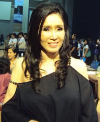 Поменьше мыла, так сказать. И улыбка еще такая усталая, никогда таких не видел. 
Хотя все равно красивая женщина, даже если сбросить десяток лет.