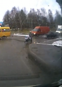 я чет не понял а с какого .уя женщина с коляской стоит на проезжей части?!