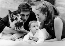 Молодой он с сыном. С дочкой старый.