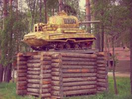 Это Киев (вернее под Киевом) возле загородного ресторанного комплекс который называется Лесной Пивной Клуб «Партизан». Просто  реклама кабака, и ничего сверхъестественного!