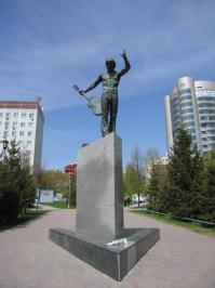 Памятник Владимиру Семеновичу в Новосибирске, с гравировкой текста из песни: "...ПОЭТЫ ХОДЯТ ПО ЛЕЗВИЮ НОЖА И РАНЯТ В КРОВЬ СВОИ БОСЫЕ ДУШИ ..."
