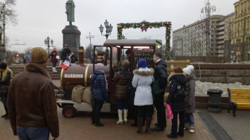 первый раз попробовал съедобные каштаны 01.01.2007 на Елисейских полях - чернокожие ребята жарили их на бочках, продавали пакетиками, вроде около 5 евро, очень вкусно и главное необычно для человека, который раньше использовал их только в качестве снаряда, чтобы куда-нить кинуть...

следующая встреча со съедобными каштанами состоялась опять же зимой, только уже в Мск в 2013 на ярмарке в центре города и, опять же, продавали их французы - внутри паровозика сидел французик, почти не знающий русского языка, который рассказал нам (жена знает фр.яз), что приехал именно на праздники и именно продавать жареные каштаны...тогда порция стоила вроде 200 рублей, но он давал полный пакетик...было оч приятно вспомнить их вкус и пообщаться с французом - понастальгировал )

в этом году, придя на ярмарку в центр города, я надеялся опять увидеть уже знакомый паровозик с французским машинистом, но к сожалению за "прилавком" стояла наша русская продавщица из овощного отдела, у которой была цель по меньше положить и по дороже продать...в двух разных точках покупали каштаны - порция 250 рублей, но в одном месте 6 штук клали, в др. 10...у одной продавщицы видимо были свои пакетики, потому что в другом месте нам дали двойной, где есть для шелухи отделение...сказка кончилась

удачи Вам с продвижением вкусного бизнеса в нашей стране
в приложении фотки из первых двух эпизодов знакомства :)