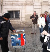 первый раз попробовал съедобные каштаны 01.01.2007 на Елисейских полях - чернокожие ребята жарили их на бочках, продавали пакетиками, вроде около 5 евро, очень вкусно и главное необычно для человека, который раньше использовал их только в качестве снаряда, чтобы куда-нить кинуть...

следующая встреча со съедобными каштанами состоялась опять же зимой, только уже в Мск в 2013 на ярмарке в центре города и, опять же, продавали их французы - внутри паровозика сидел французик, почти не знающий русского языка, который рассказал нам (жена знает фр.яз), что приехал именно на праздники и именно продавать жареные каштаны...тогда порция стоила вроде 200 рублей, но он давал полный пакетик...было оч приятно вспомнить их вкус и пообщаться с французом - понастальгировал )

в этом году, придя на ярмарку в центр города, я надеялся опять увидеть уже знакомый паровозик с французским машинистом, но к сожалению за "прилавком" стояла наша русская продавщица из овощного отдела, у которой была цель по меньше положить и по дороже продать...в двух разных точках покупали каштаны - порция 250 рублей, но в одном месте 6 штук клали, в др. 10...у одной продавщицы видимо были свои пакетики, потому что в другом месте нам дали двойной, где есть для шелухи отделение...сказка кончилась

удачи Вам с продвижением вкусного бизнеса в нашей стране
в приложении фотки из первых двух эпизодов знакомства :)