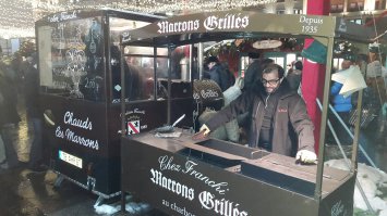 сегодня и думаю все праздники на Театральной площади каштанами торгуют французики  очень много точек и цена 200 рэ за полный пакетик, даже с горочкой - они не жадные...оч вкусно