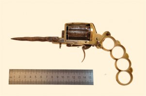 Апач – пистолет, кастет, нож в одном флаконе, если так можно выразиться. Данный вид оружия изобрели ещё в 19 веке, производство было открыто с 1870 по 1900 гг. До наших дней, как ни странно дошли самые старинные его образцы, стоимостью в районе 4 000 $. Например, длинна лезвия апача, всего 4.5 см, калибр патронов нестандартный - 27, диаметр пули 7мм. Пистолет разработан и запатентован в Бельгии, в городе Льеже, мастером по имени Dolne.
Пистолет эффективен только при контакте с противником: воткнул нож, нажал курок.