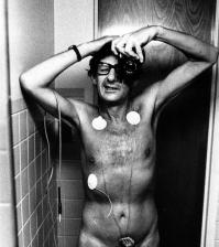 ему не нужен айфон чтобы делать автопортрет  в туалете)))