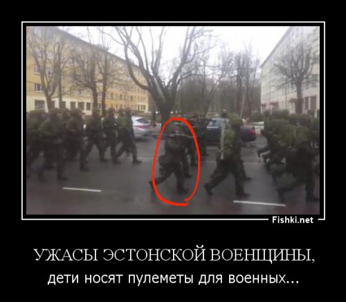 На параде в Нарве, парень троллит натовских военных