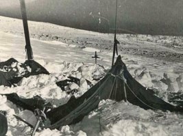 Ты где эту палатку выкопал, дятел?
Палатка распологалась на склоне горы Отортен, лес был в 1.5 км внизу: