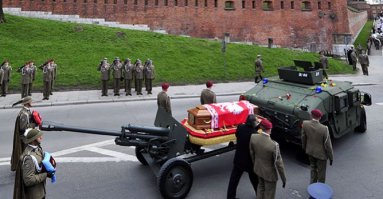 Как жил, так и похоронен, болтающимся между жопами двух сверхдержав - как на фото между Советской ЗИС-3 и амерским хаммером. Очень символично!