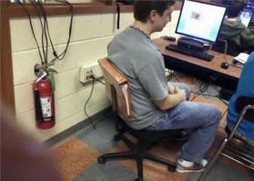 обратите внимание на обувь, это ведь женские ботинки?