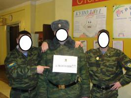 Сослуживец бухнул в наряде и спалился ротному, потом неделю ходил вот так, сзади такаяже.