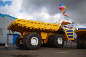 Это уже не самый большой. Самый большой 75710 - 450 тонн, хотя вроде бы на рекорд и 500 увёз.