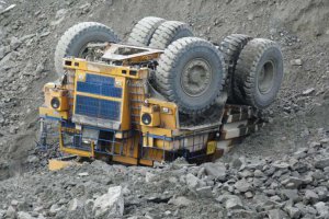 на тапок снимали))) кузня суровый город))) там белазы на крышу кладут)))