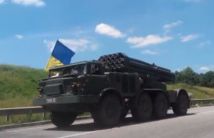 Ураган не работает на фронте. Установки далеко за линией фронта. По этой причине раскрашивать их необязательно. Безусловно по видео не определить, в каком направлении идет обстрел. Вот украинский Ураган без белых полос.