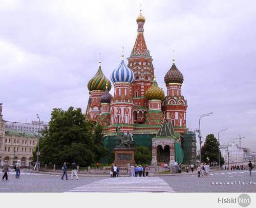 Все кто не был в Москве, так и  будут думать, что Собор Василия Блаженного раскрашивал обкурившийся или нажравшийся кислоты маляр)) Вот как это выглядит на самом деле.