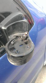 Тут пишут, забирать ценные вещи, а если боковые зеркала воруют, а одно стоит как крыло Боинга. Вот, в прошлый четверг меня обрадовали.. Тиснули оба. Стекляшки уже не актуально видать.