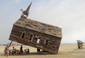 Вот почему у америкосов  дома улетают при ураганах.