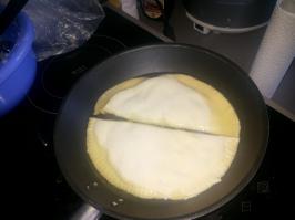 А теперь делаем второй такой - выливаем на сковородку (можно использовать фритюрницу) много масла. Любое, кроме 20...40WD  ... подсолнечное, рапсовое ... И чем больше чебуреков заутили - тем больше масла (добавлять его в ходе процесса или организовывать "угар" не кошерно). Не сильно раскочегариваем (я ложу много фарша - он должен "утомиться")