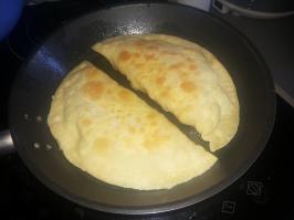 Подглядываем за нижней частью при ужарке, потом - переворачваем. Один из признаков того что фарш упрел - начинают чебуреки "дуться"