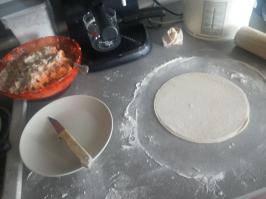 раскатываем тесто, накладываем тарелочку в размер сковородки и обрезаем по коёмочке.